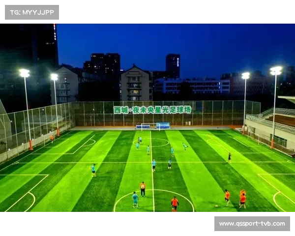 志愿者维护社区球场，基层足球设施使用率上升